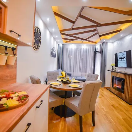 Pinewood Apartment