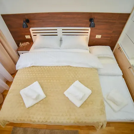 Pinewood Apartment
